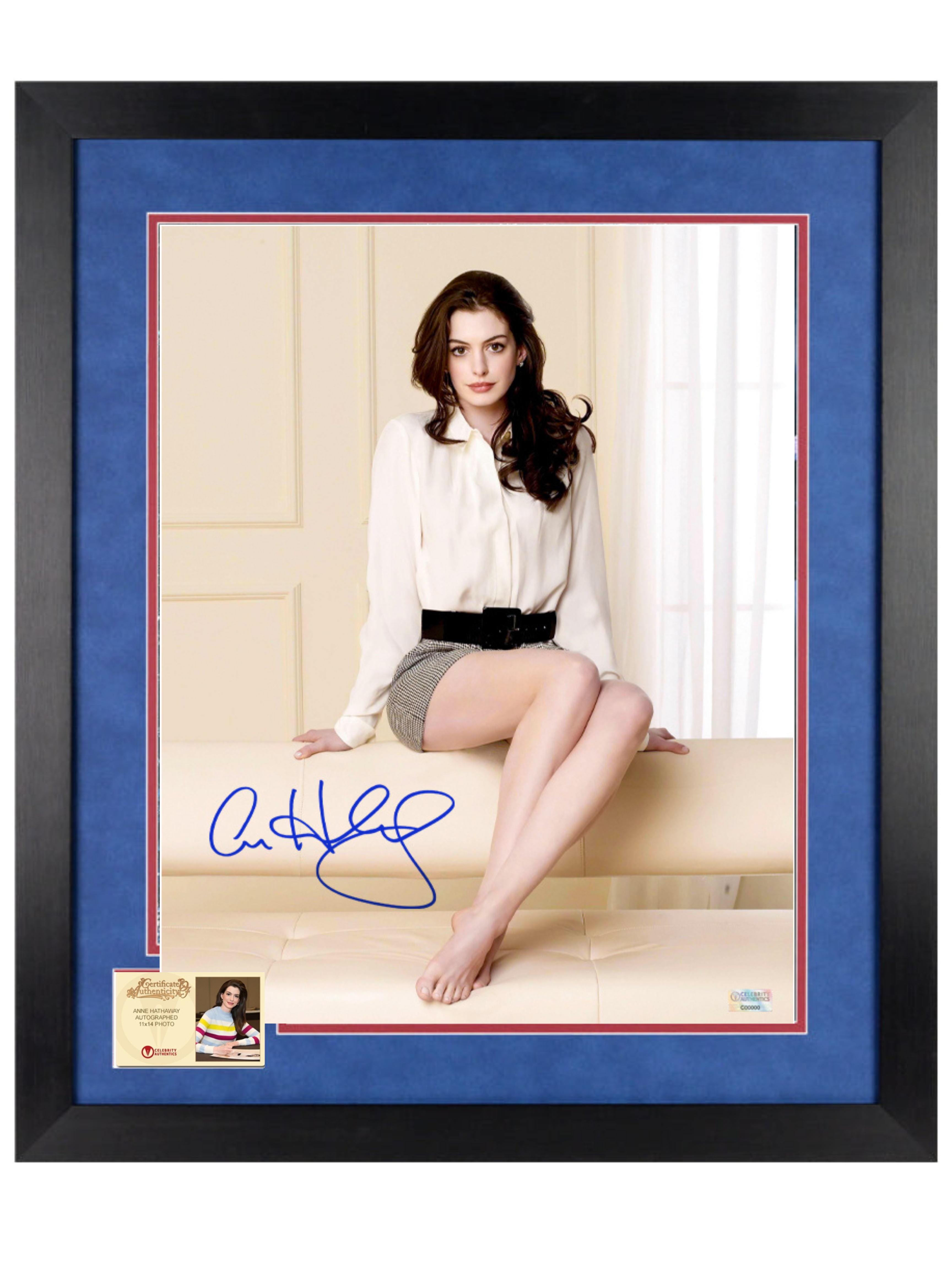 CELEBRITY AUTHENTICS - Anne Hathaway Autographed 2008 Get Smart 11x14 - FOTO